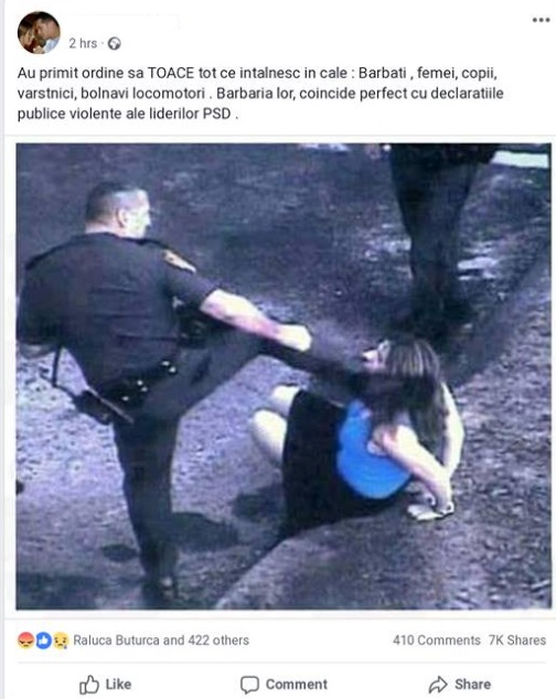 Imaginea arata un jandarm care loveste cu piciorul o femeie in timpul unui protest