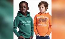 un enfant noir porte un sweat " coolest monkey in the jungle"
