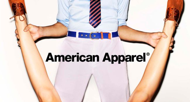 un homme écarte les jambes d'une femme dans une publicité American Apparel