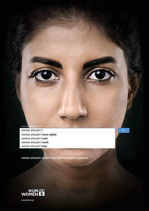 Zdjęcie przedstawia kobietę i jej dyskryminację, na przykładzie tekstu zawartego w podpowiedziach wyszukiwarki po wpisaniu hasła "women shouldn't".