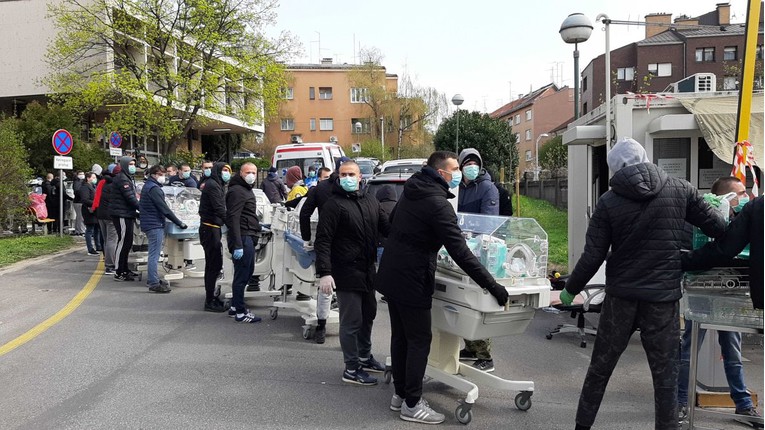 Fotografija članova navijačke skupine Bad Blue Boys kako pomažu u akcijama spašavanja djece iz bolnice za vrijeme velikog zagrebačkog potresa.