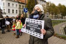 vrouw met gasmasker en slogan