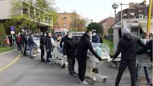Fotografija članova navijačke skupine Bad Blue Boys kako pomažu u akcijama spašavanja djece iz bolnice za vrijeme velikog zagrebačkog potresa.
